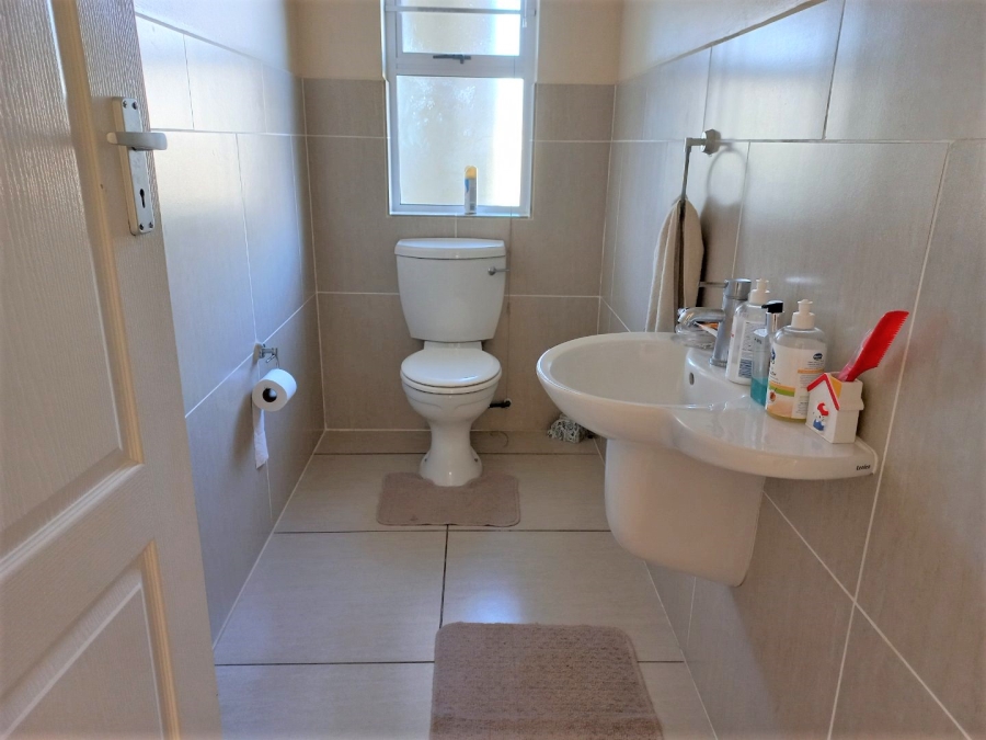 To Let 4 Bedroom Property for Rent in Kidds Beach Eastern Cape